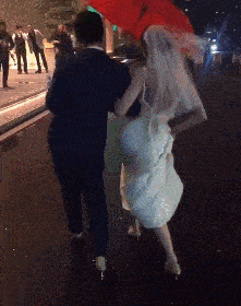 搞笑gif:大哥你的手到底在做什么,有眼尖的同学吗?