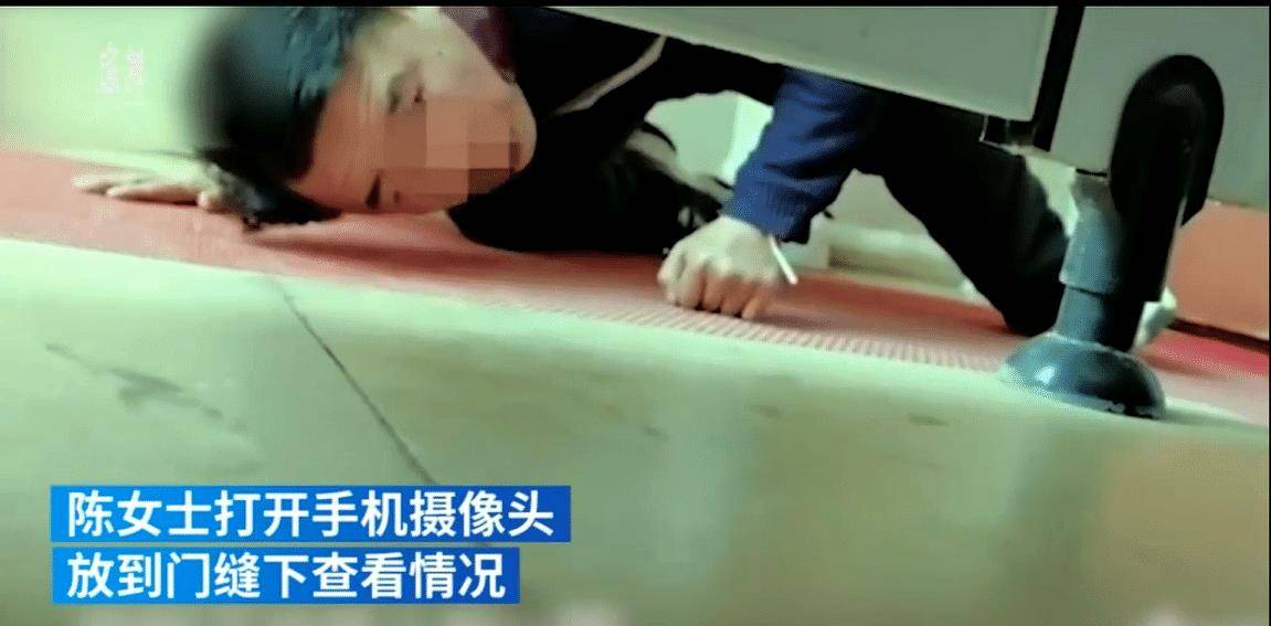 原创九江一男子趴女厕偷窥被录像警方对其行政处罚