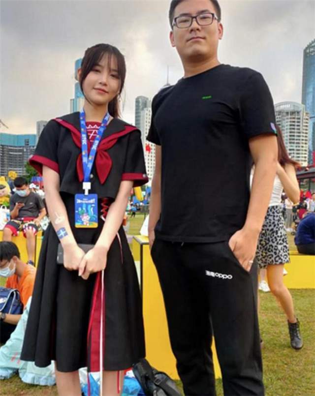 原创郝一点全身照生图翻车,蔡萝莉晒闺蜜被暴击,颜值抗打还得看呆萌