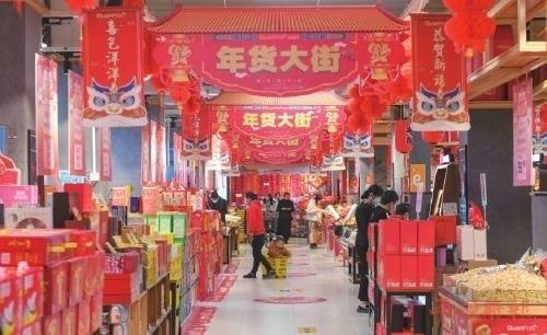 超市内布置起的"年货大街"年味十足