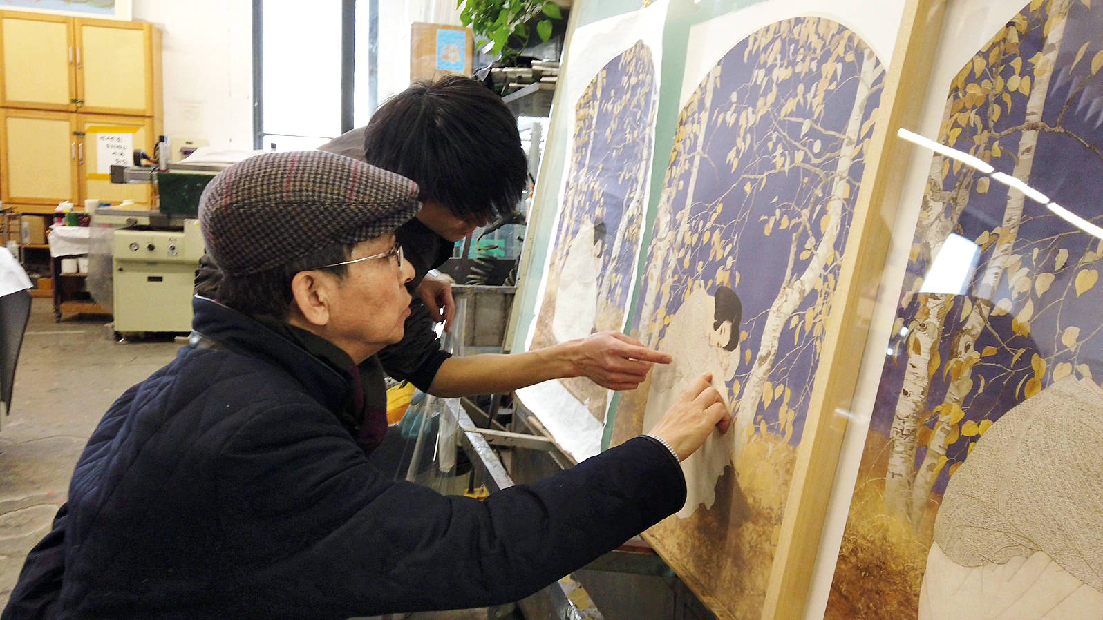 何家英先生与版画技师反复探讨样稿细节丝网版画制作完成后,艺术家