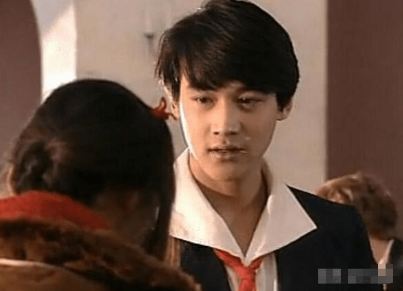 1995年陆毅考上上海戏剧学院,1999年陆毅通过《永不瞑目》这部剧一炮