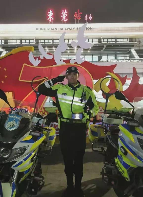 东莞这位铁骑小哥哥滑倒的瞬间,收获了无数点赞