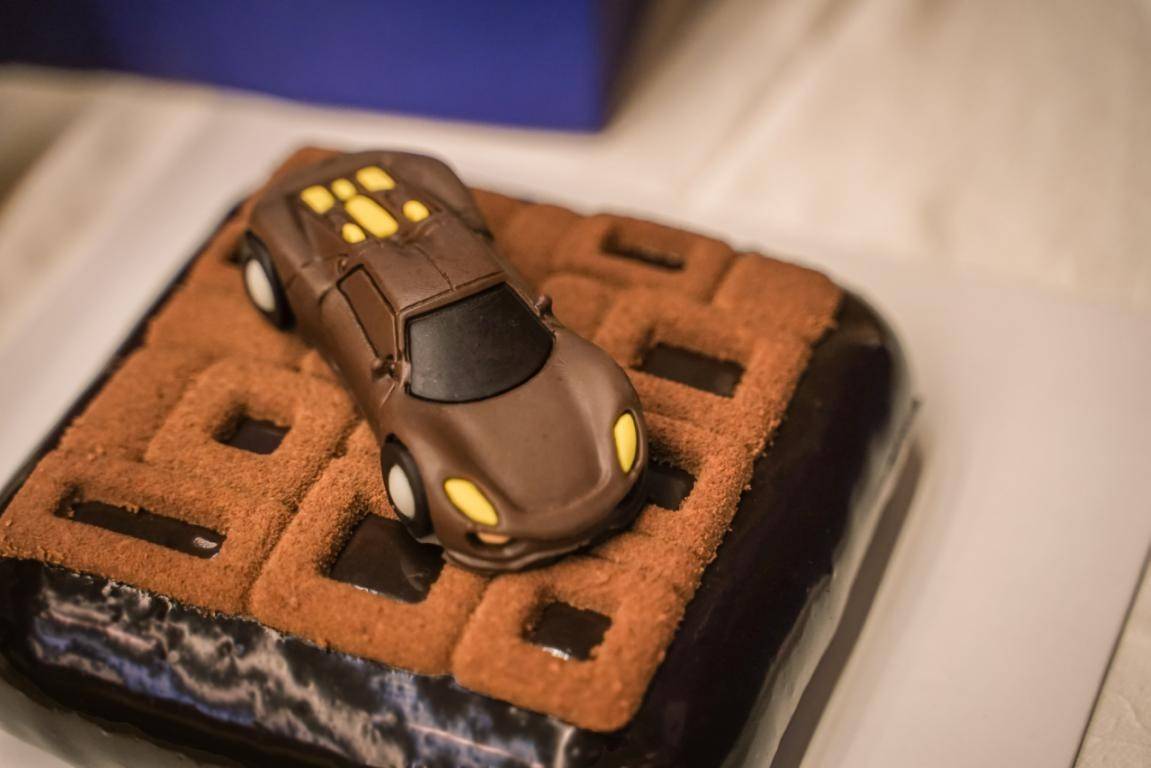 2021年1月16日,线上蛋糕品牌星厨mymaster cake携手深圳保时捷帕拉梅