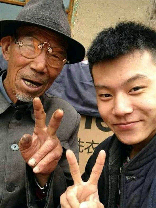 在爷爷的教育下,尚领兄成为了一个热情,乐观的女孩,尽管生活磨难多多
