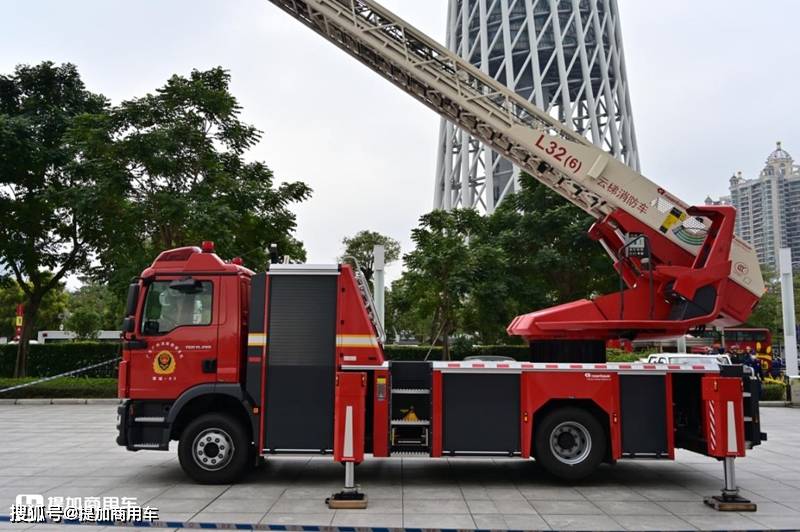 曼恩底盘前后桥都是气囊悬架,卢森宝亚云梯消防车实拍,装备高级