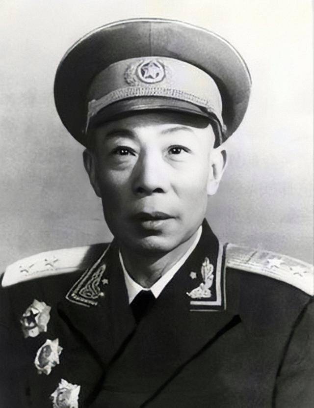 战士丢枪被判枪决,李贞将其救下戴罪立功,1955年被授中将衔