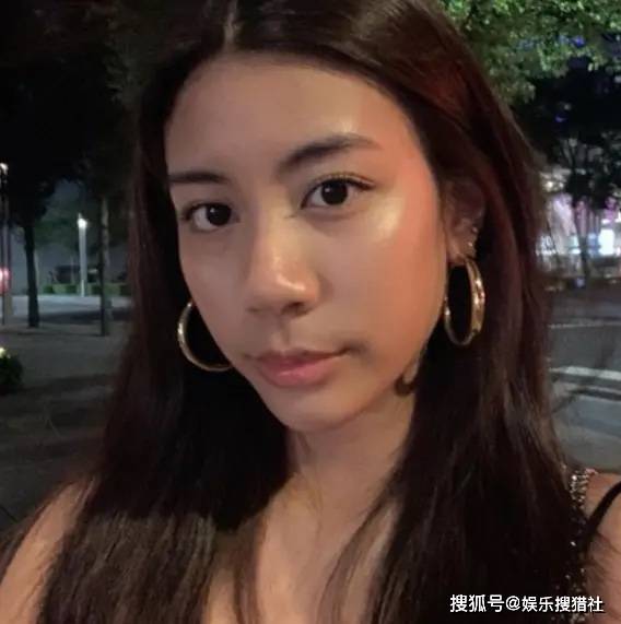 歌手巫启贤21岁女儿巫咏欢曝光,身穿泳衣,完美展现了自己火辣的身材与