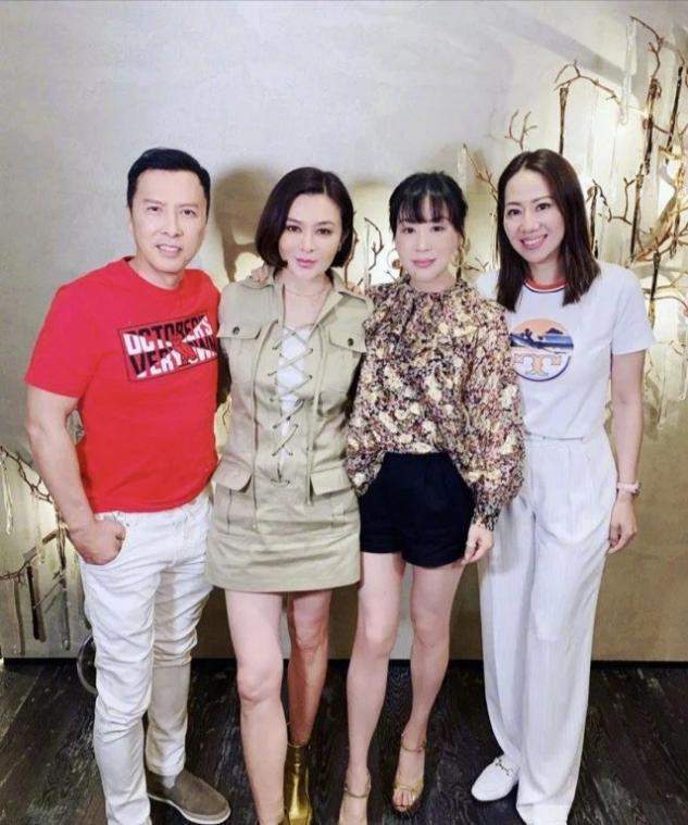 刘嘉玲带弟媳参加豪门聚会吕良伟妻子穿貂皮站c位她变陪衬