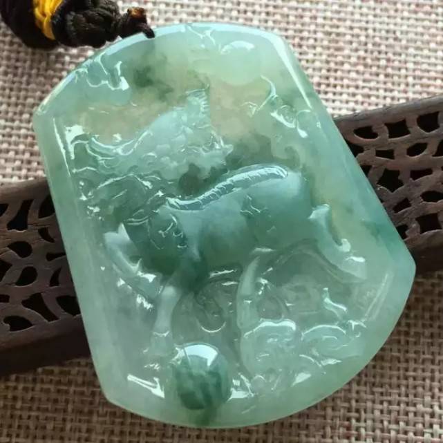 玉雕师喜欢雕刻的瑞兽之——翡翠麒麟