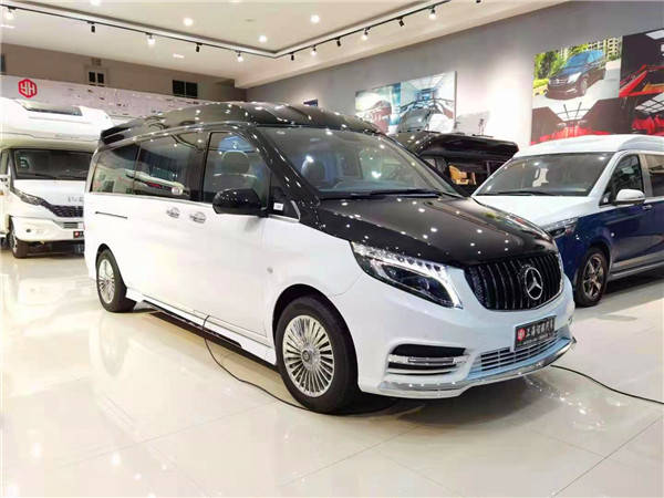 奔驰威霆高顶7座黑白双拼商务车,奔驰黑白双拼外观颜色更时尚