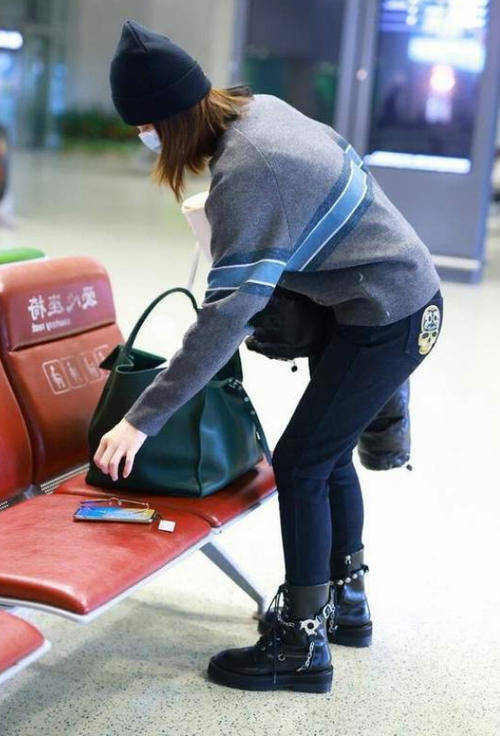 苗苗产后机场首秀,孕后身材胖一大圈,"妈妈肚"看着好真实