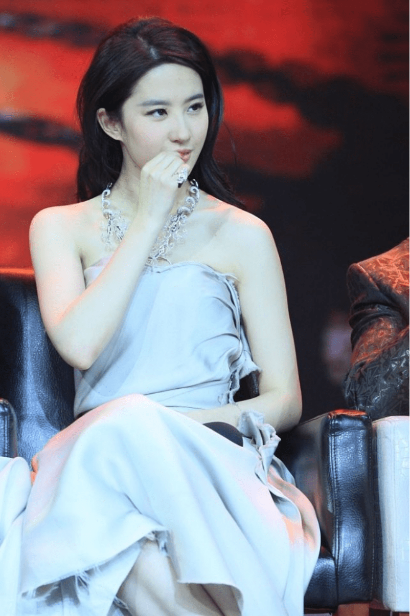原创刘亦菲的眼神中真有戏,一身公主搭配更显高级,感觉很多个性