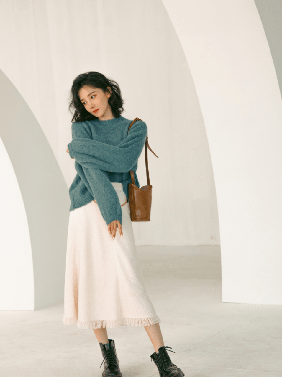 高跟靴:这种高跟版型的短靴穿起来更加有成熟气质,选择白色的款式则