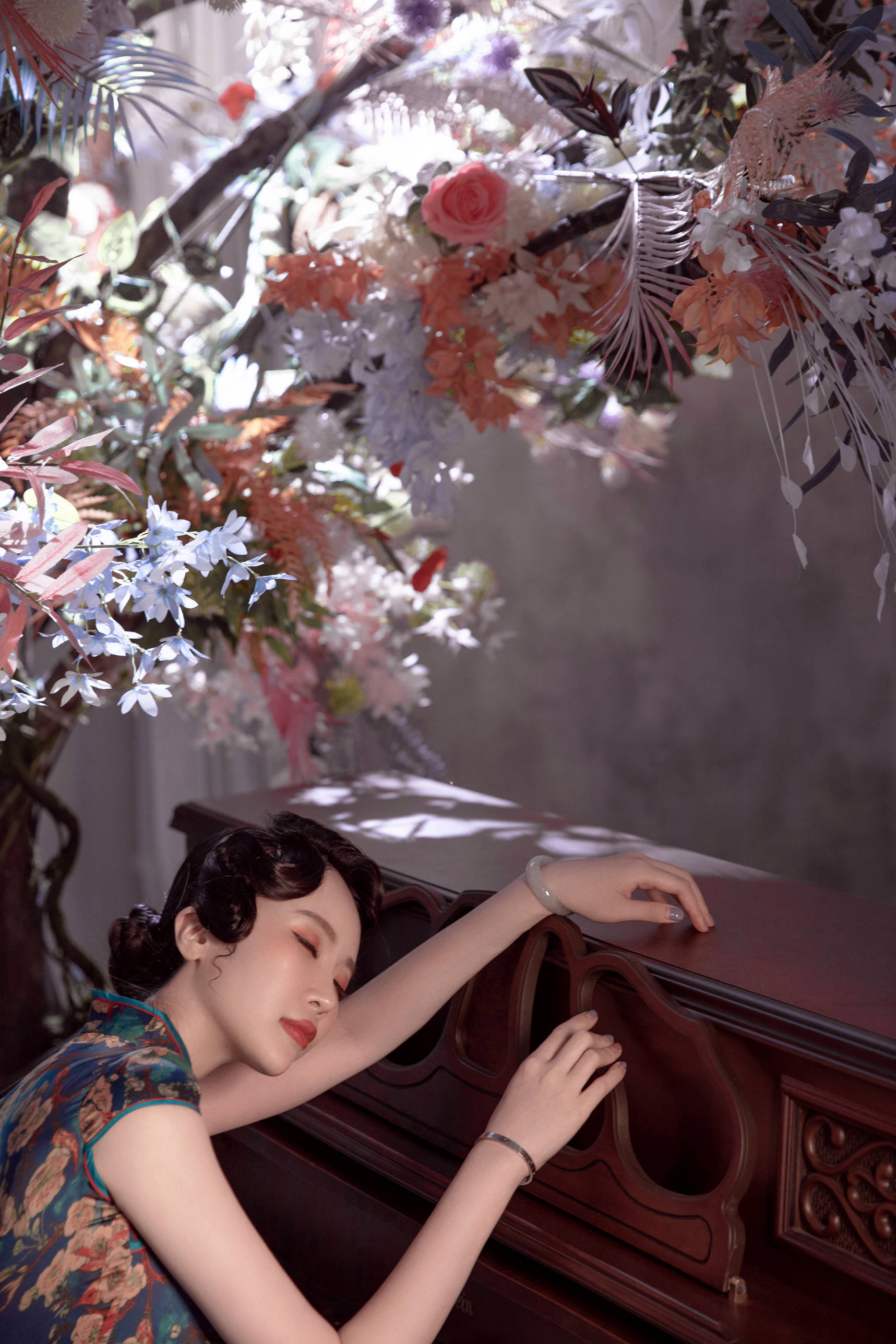身穿旗袍的李黎魅力非同小可