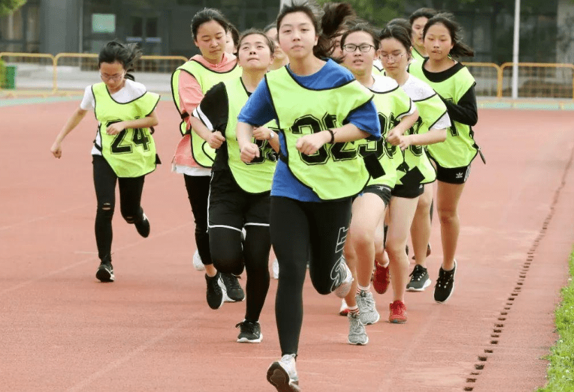 备战中考,体育老师公认的"省力"跑步法,助力学生轻松跑到终点