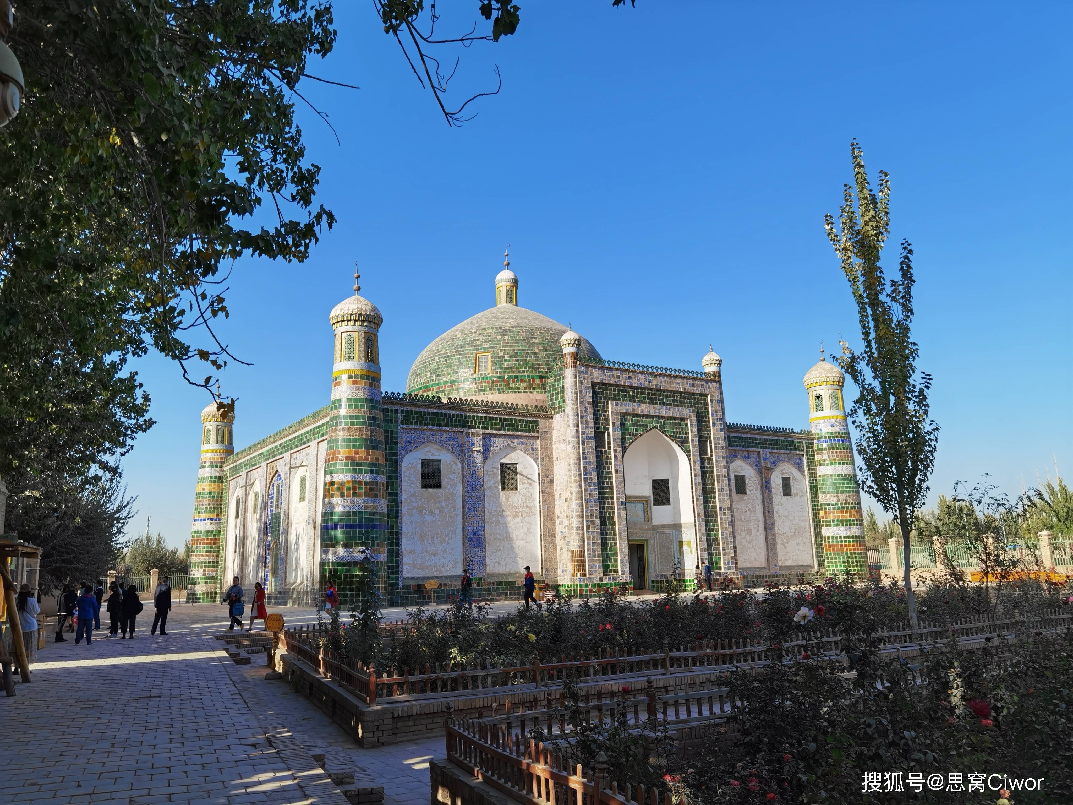 思窝甜酸甜酸mm:新疆旅游打卡香妃园景区_香妃墓