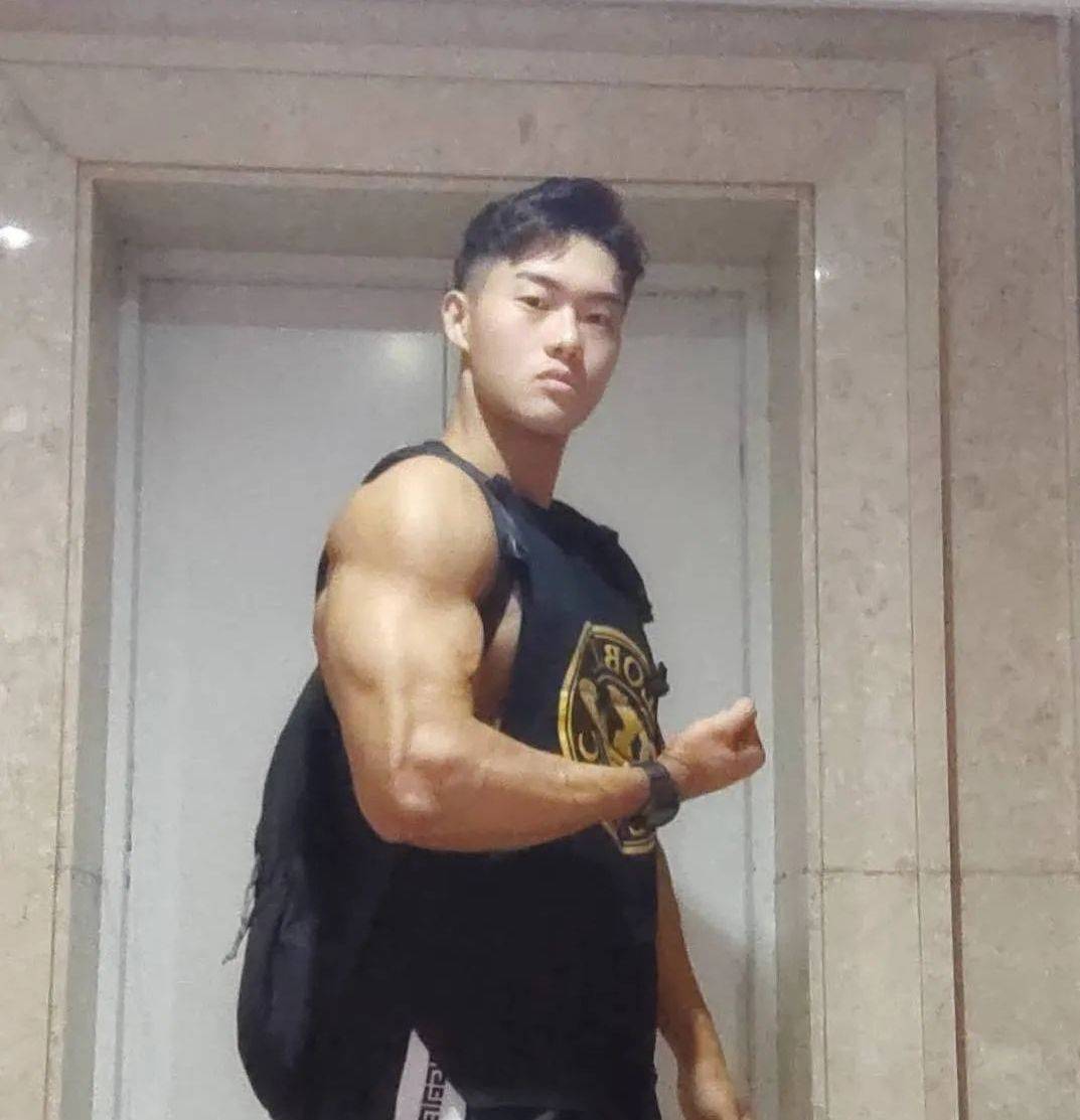 原创190cm肌肉型男大秀身材高鼻梁8块腹肌大长腿还是一名00后