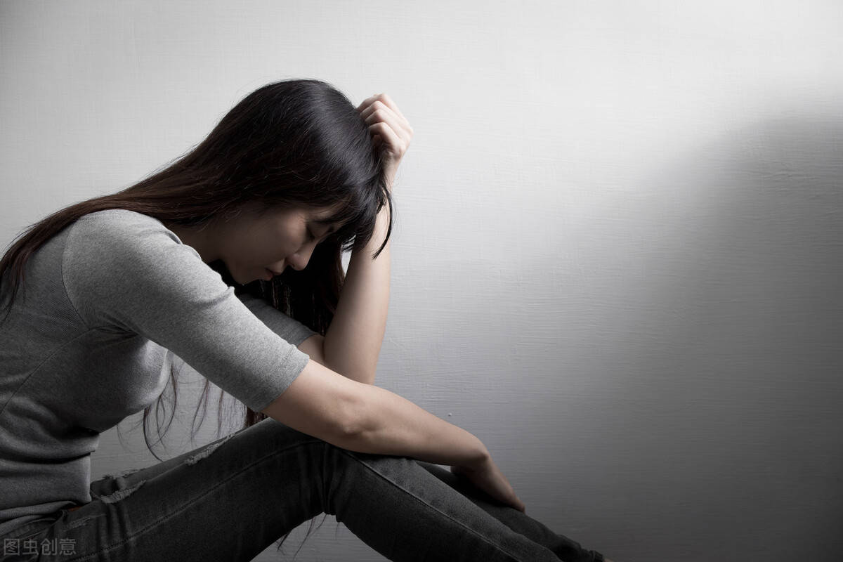 老妈在一边说:"没事的,别哭,女人月子哭容易着病.