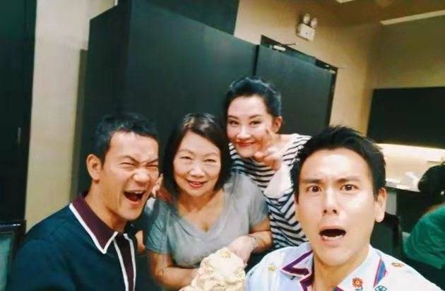 或许帅哥美女看多了,大家已经心生腻烦,才传出他和唐禹哲的传闻,并且