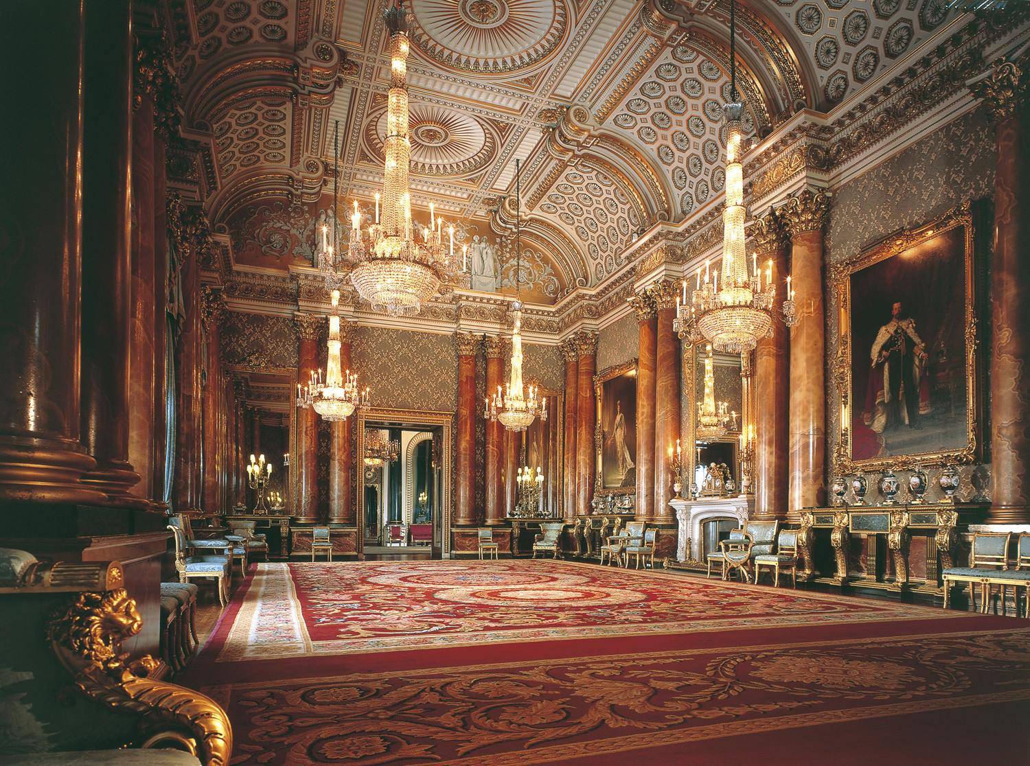 白金汉宫是现任英国女王的主要寝宫和办公场所,它与国会大厦,伦敦塔桥