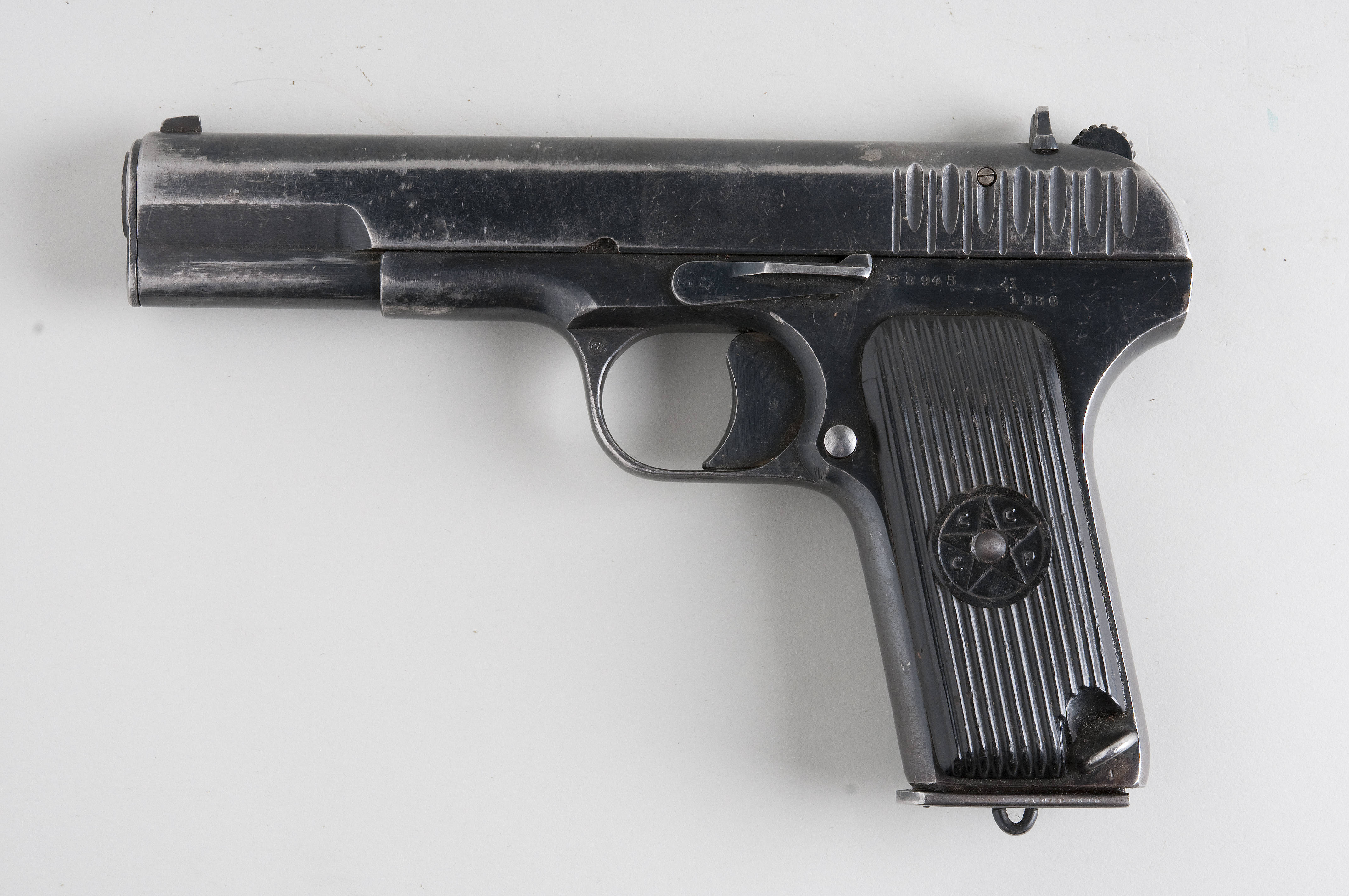 经典对抗:托卡列夫与m1911手枪,到底哪一个更加可靠