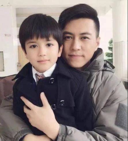 43岁靳东因戏生情娶二婚妻子, 今儿子4岁被称"最帅星二代"