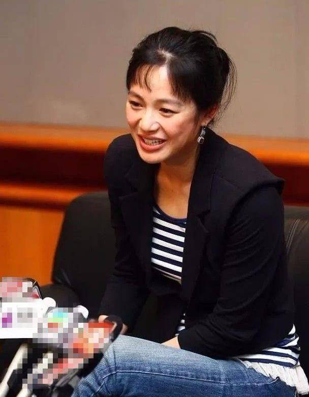 周韵走下神坛,剪了这要命的刘海,成了最没气质的中年妇女!