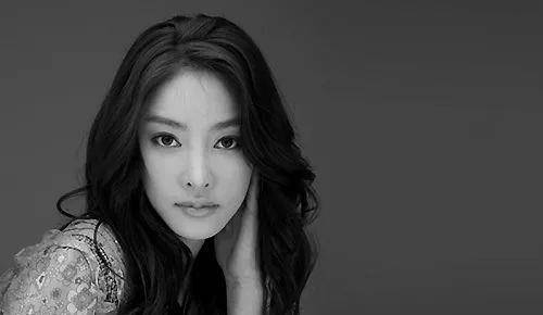 时常能拍摄出非常精彩的写真,许多网友都认为她和韩国著名女演员蔡琳