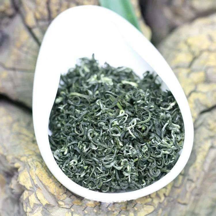 苏州碧螺春茶的茸毛是竖立在芽叶上将茶条遮掩,而仿制碧螺春的茸毛较
