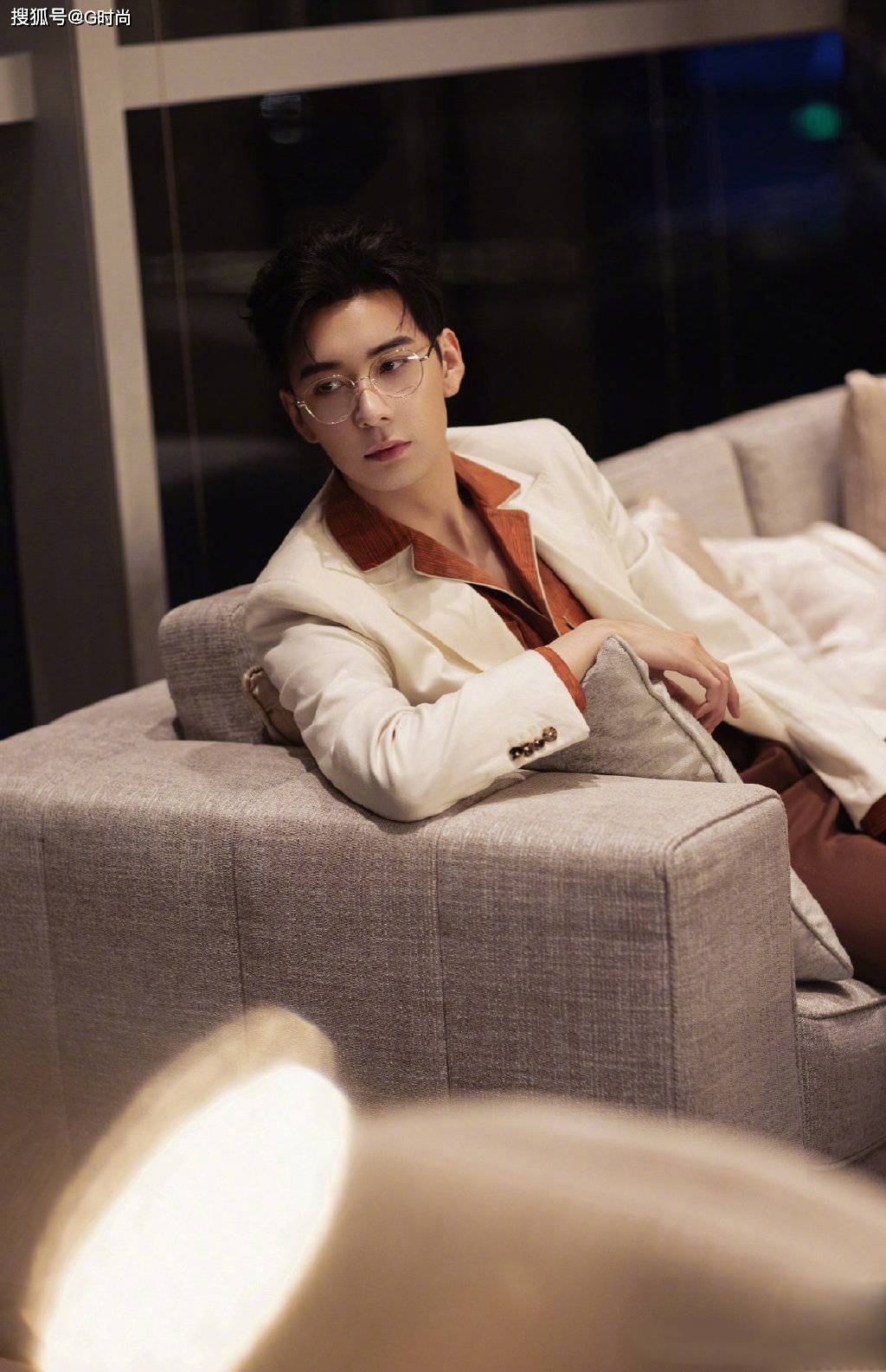 陈星旭一身白棕色look搭配金丝眼镜糅合温柔与率真