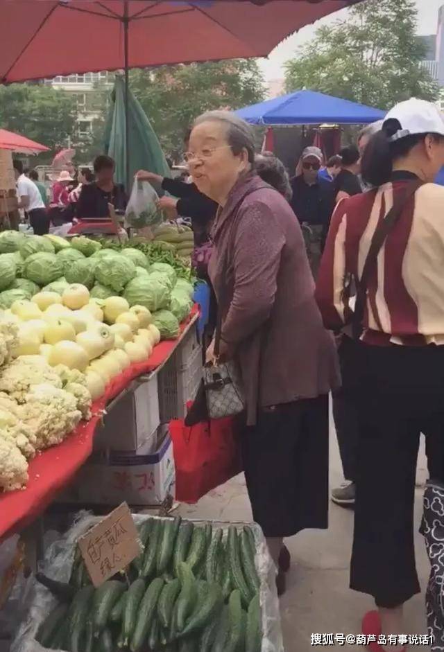 原创李明启近照曝光,与老伴相濡以沫多年,称他像孩子,真是让人羡慕