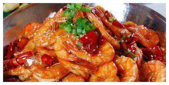 盛盘时肉丝放在小黄瓜丝上面,顶饰葱白丝.