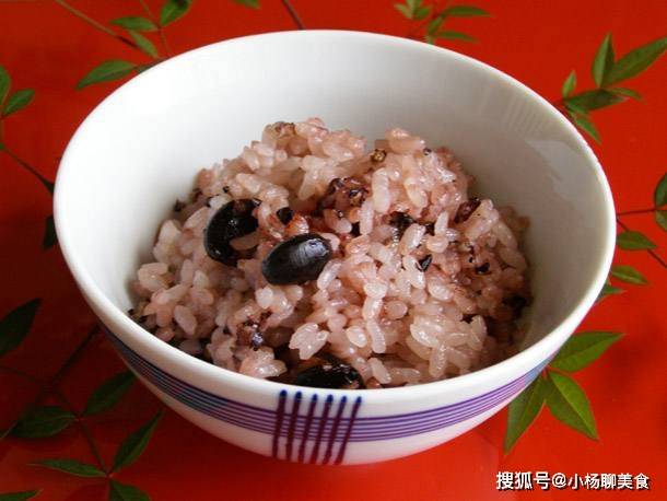 黑豆米饭做法步骤: 1.食材:大米,黑豆. 2.黑豆放入水里泡12小时. 3.