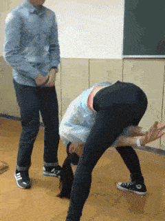 搞笑gif:女朋友,又在家练习一字马了.