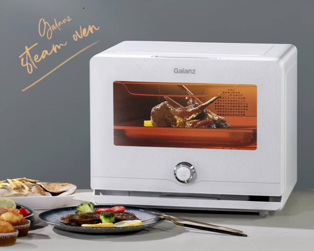 拿出来把切好的葱白丝和红辣椒丝放在鲈鱼表面上,锅里烧油,油热,用