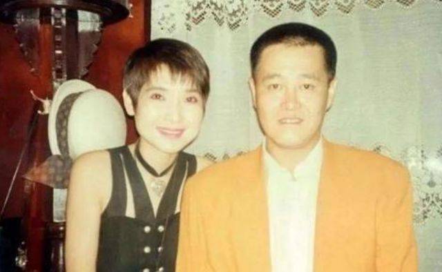 12岁被赵本山抛弃,结婚时狂砸300万陪嫁!赵玉芳凭啥被