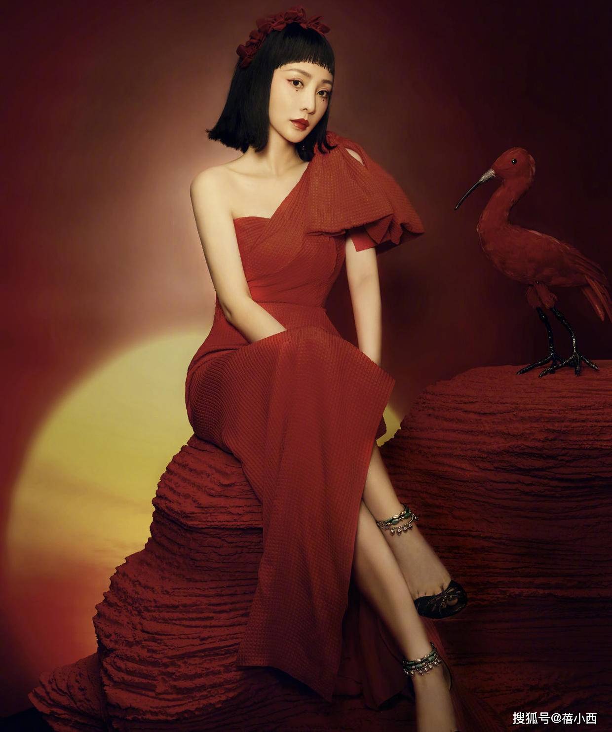 柳岩尤物身材就是敢穿,镂空刺绣上衣里只穿隐形bra