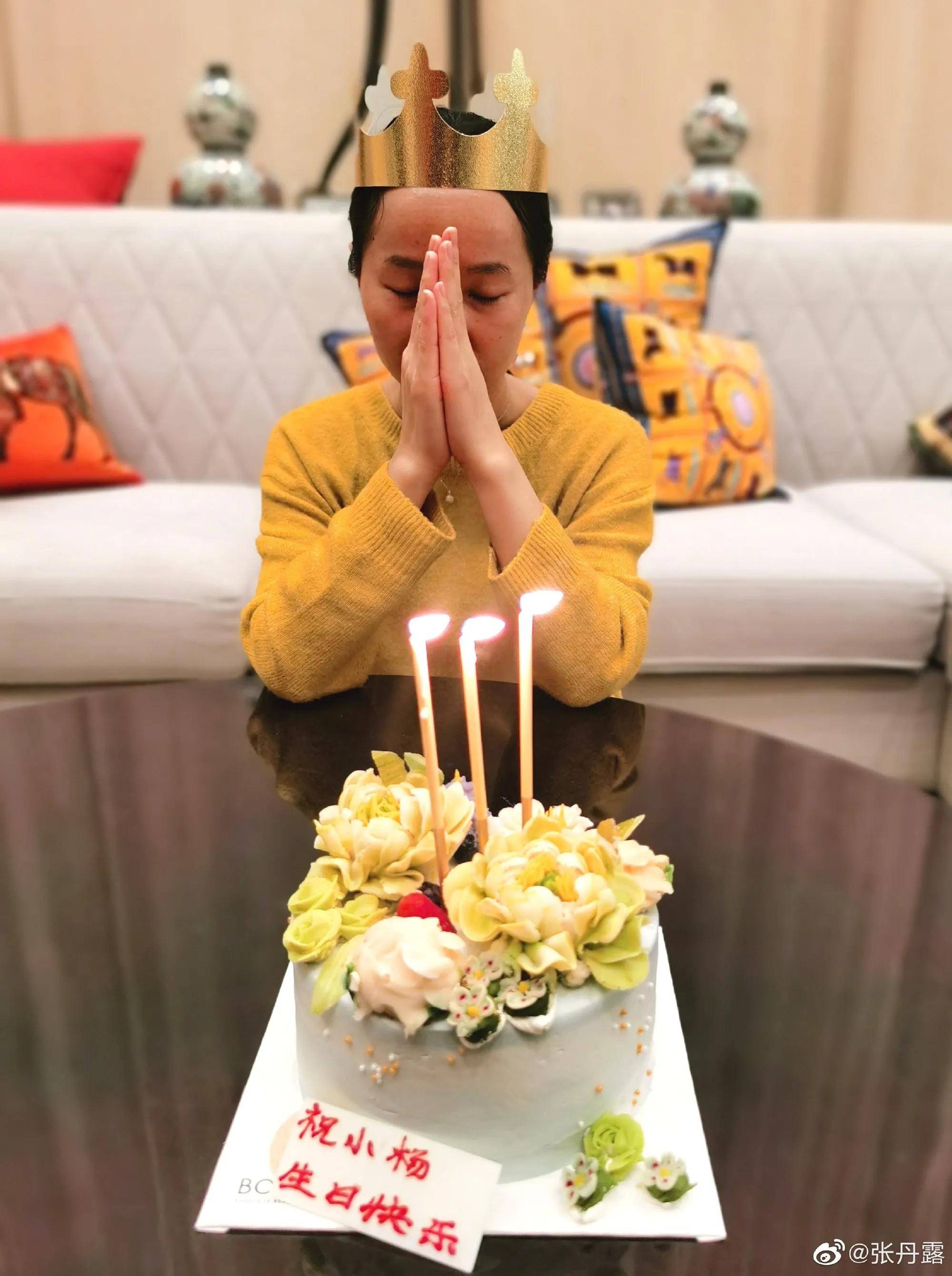 原创赵文卓一家人对待家里阿姨太好了不光送蛋糕还送钻石
