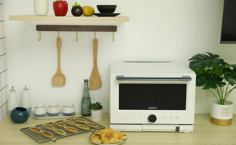 拿出来把切好的葱白丝和红辣椒丝放在鲈鱼表面上,锅里烧油,油热,用