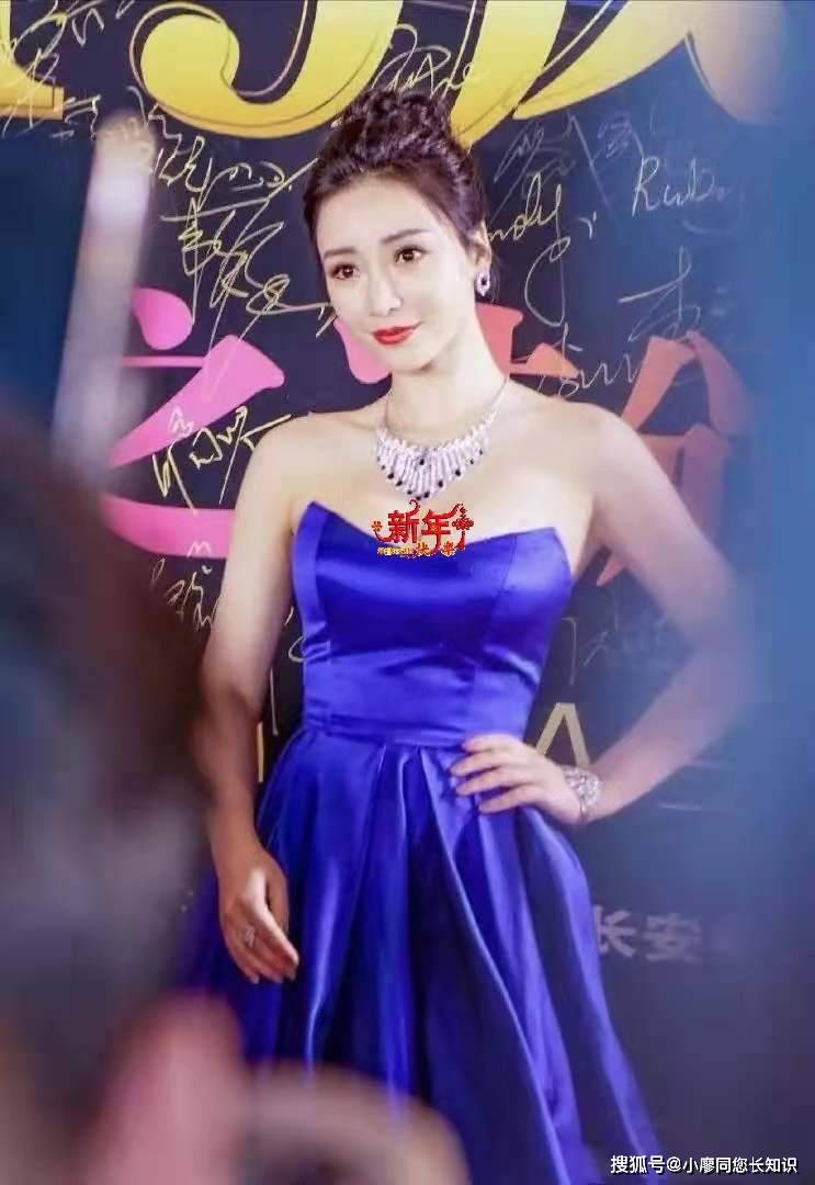 柳岩一袭蓝色抹胸连衣裙,大秀丰满的身材,果真尤物.