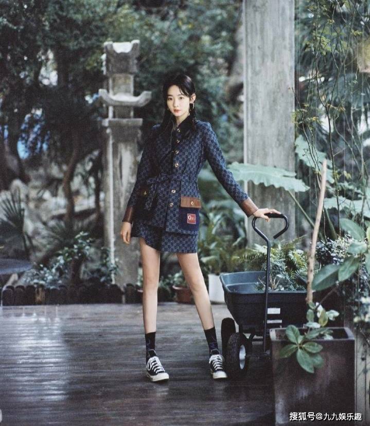 虽然在新杂志写真中都是比较清新森系的风格,但是不代表张艺凡只走