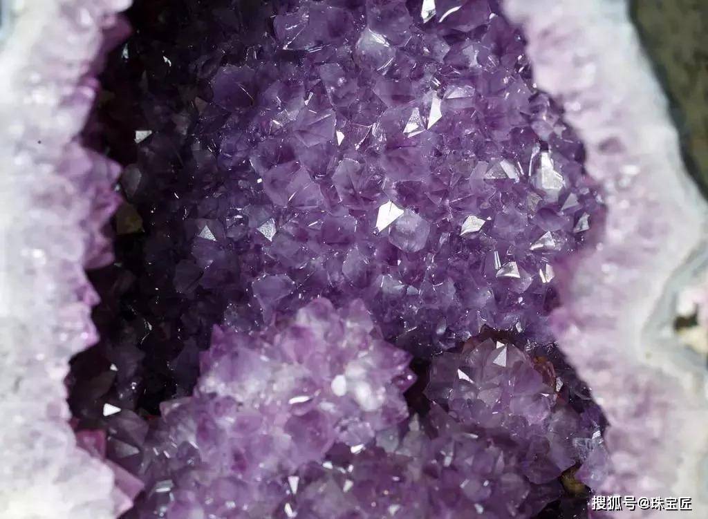 在紫水晶众多产地中,以巴西的紫晶最为著名.