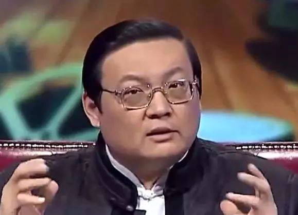 据说后来做节目时,老梁看两遍大纲,闭上眼睛思考一会,就能滔滔不绝的