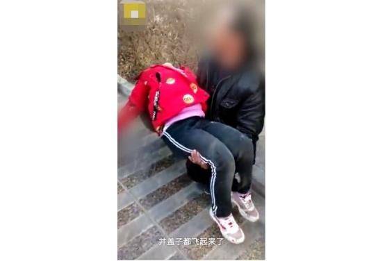 2小女孩放鞭炮炸伤两根手指,网友:文明放炮仗,就是有点费嗓子