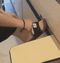 搞笑gif:知道我为什么买这鞋吗,藏私房钱方便