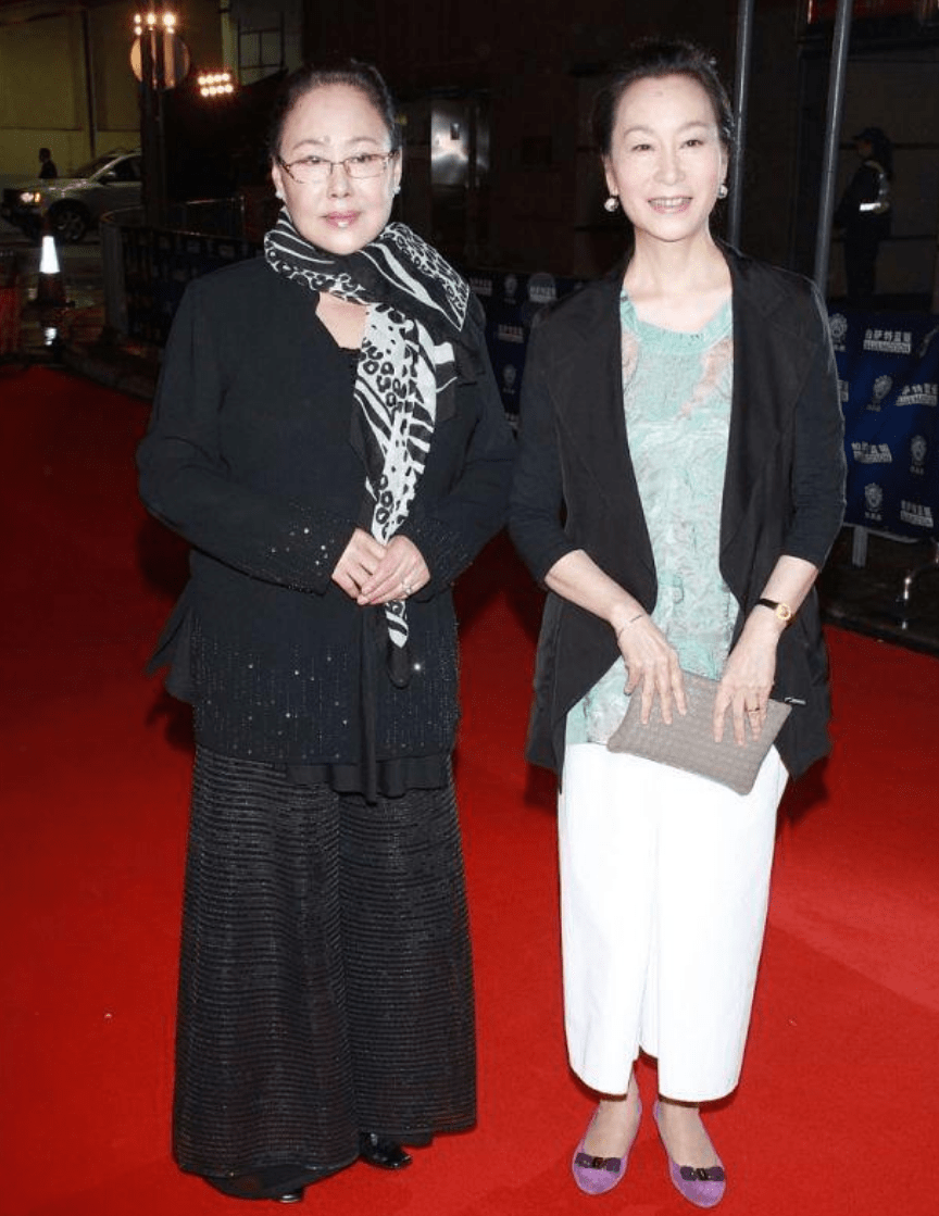 原创斯琴高娃奚美娟罕见同框两人身材差距明显气质却同样优雅端庄