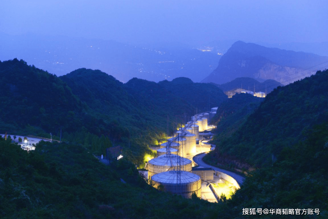 在赤水河上,茅台,郎酒以及习酒,被称作酱香三巨头.