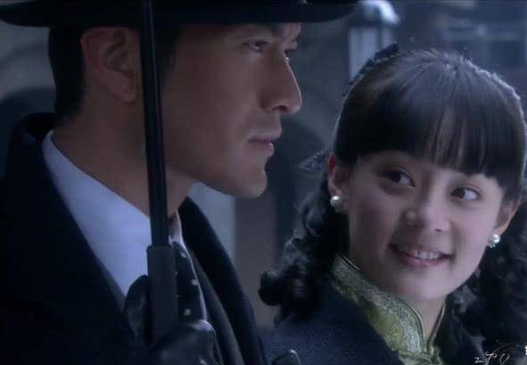 同是给冯程程打伞周润发版与黄晓明版一眼看出差距
