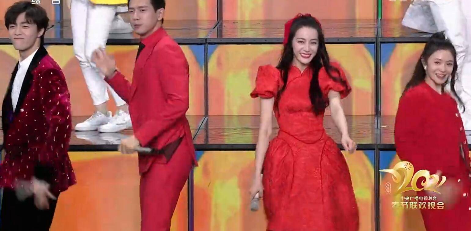 央视春晚迪丽热巴刘浩存同框比美相差8岁一个像公主一个像路人